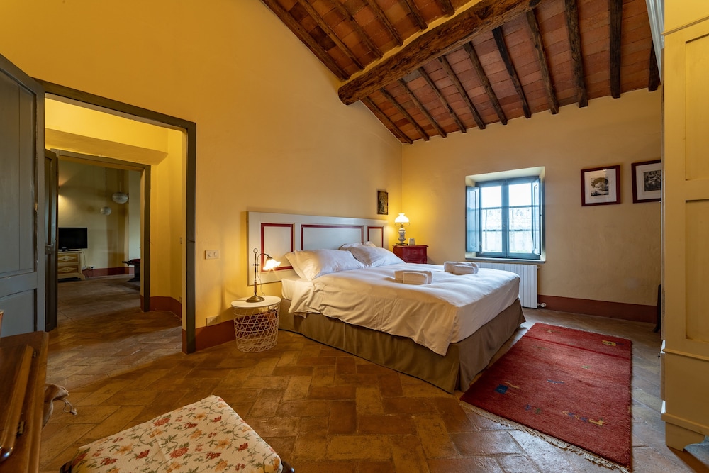 Traditional Apartment, 2 Bedrooms, Fireplace, Vineyard View