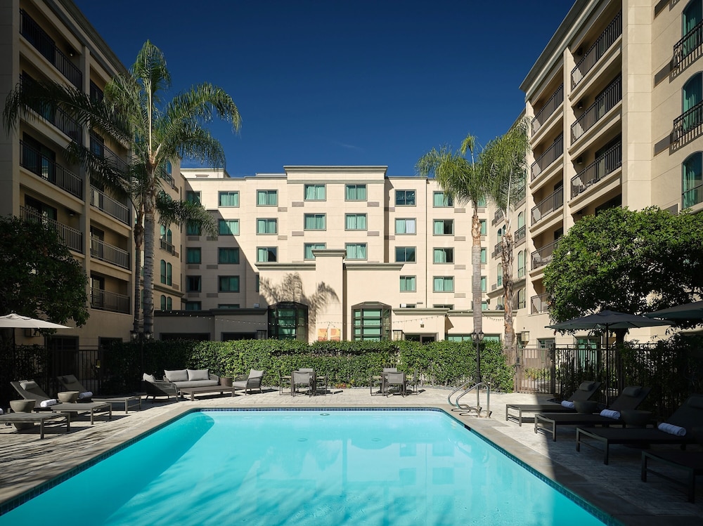 Deluxe Room, 2 Queen Beds, Pool View - Photo 10