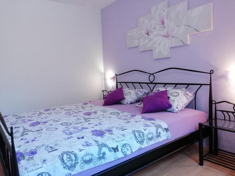 Apartment (One Bedroom Apartment with Balcony an)