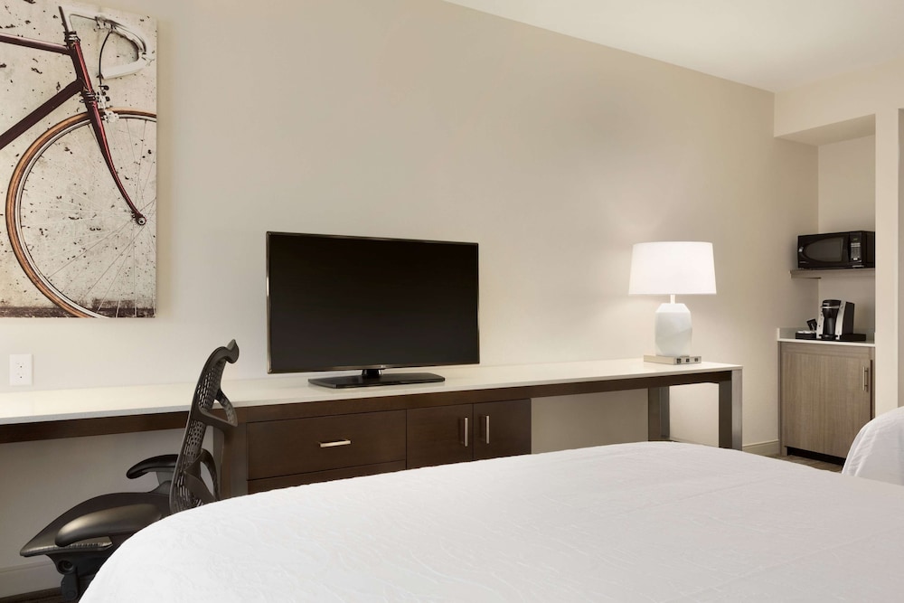 Room, 2 Queen Beds, Accessible (Mobility & Hearing, Roll-in Shower) photo 3
