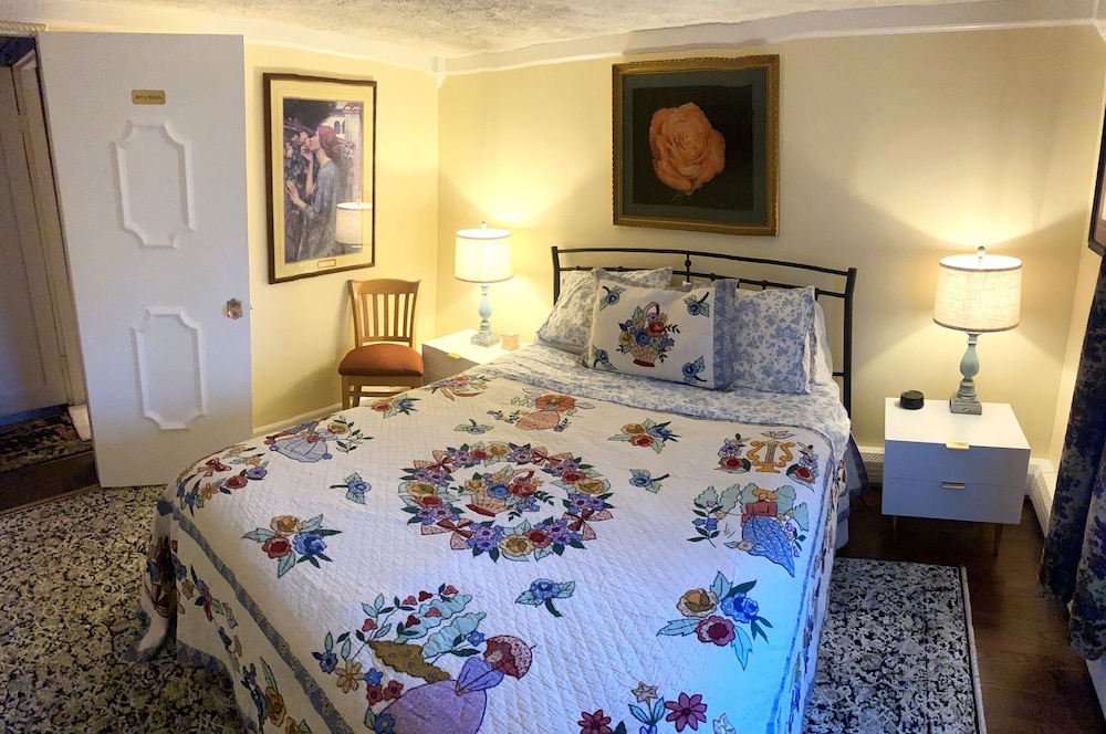 Art's Room, 1 Queen Bed, Shared Bath, Ground Floor photo 1