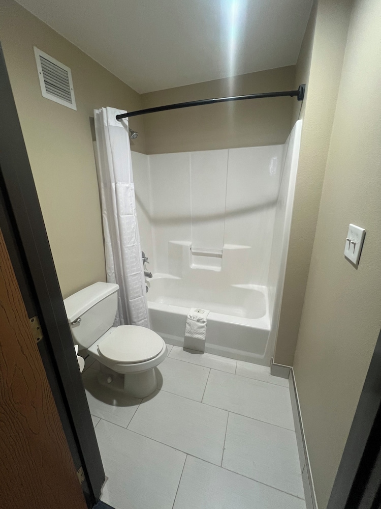 Business Suite, 1 King Bed, Non Smoking, Jetted Tub - Photo 2