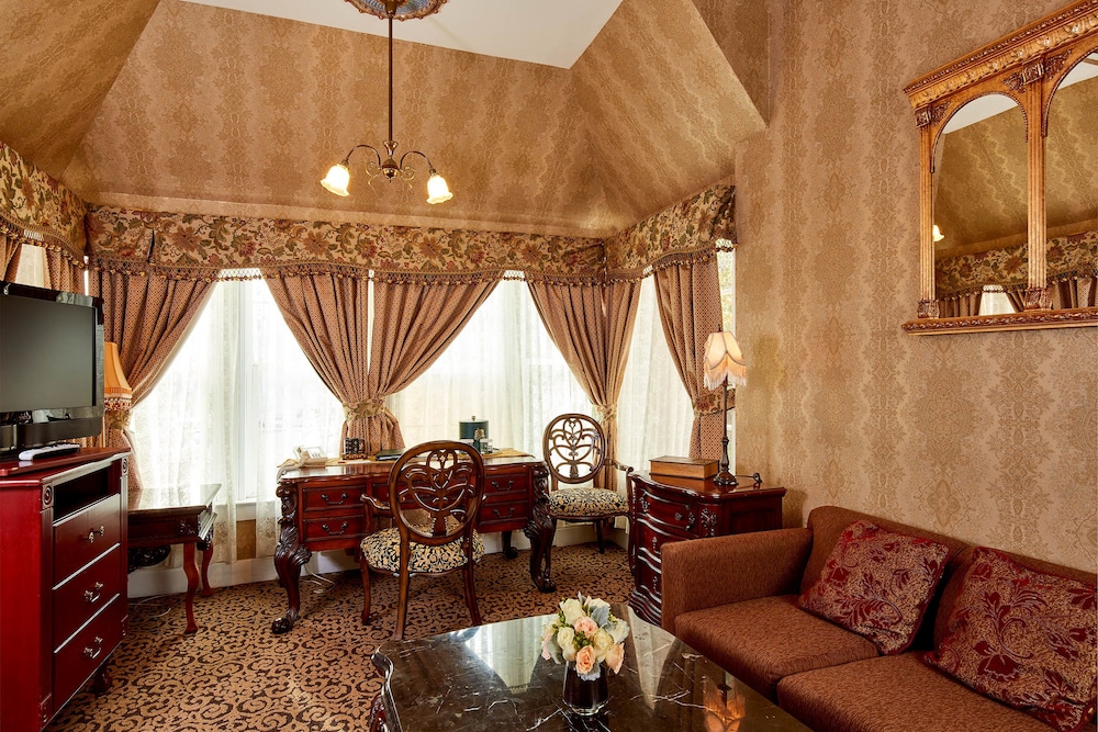 Suite, 1 Bedroom - Photo 1