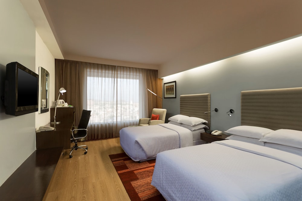 Room, 2 Twin Beds, City View - Photo 6