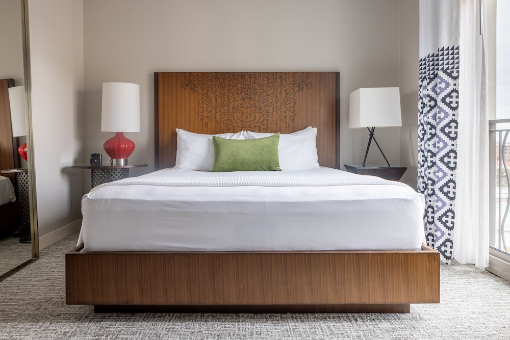 Suite, 1 King Bed, Non Smoking, River View (Corner) - Photo 7