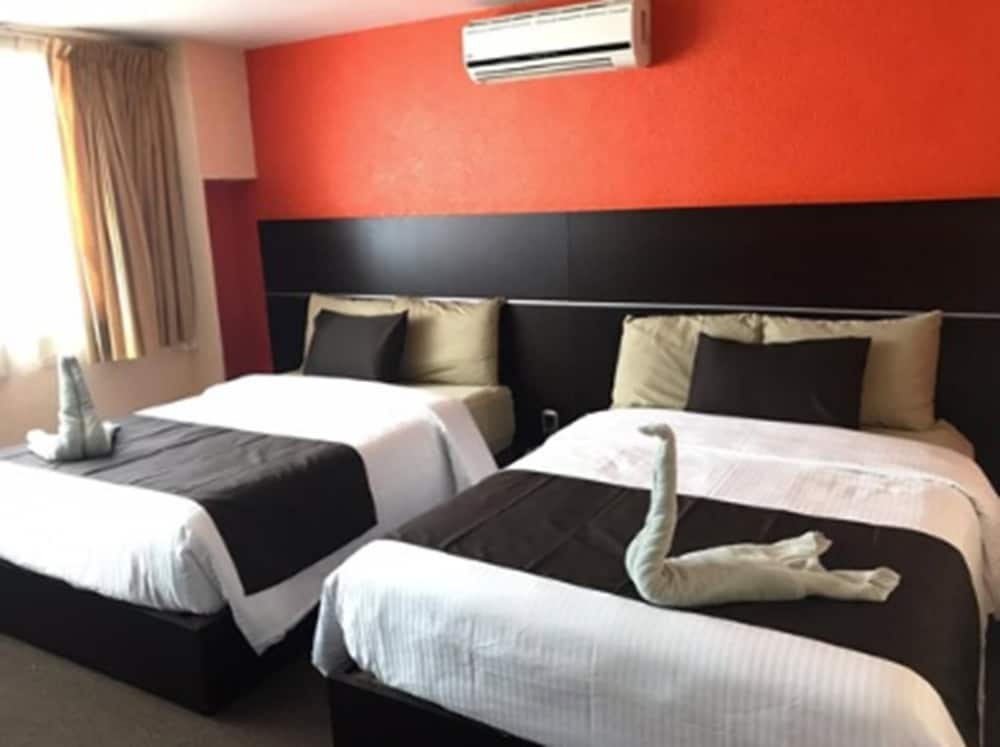Standard Double Room, 2 Double Beds, Ensuite, Tower photo 3
