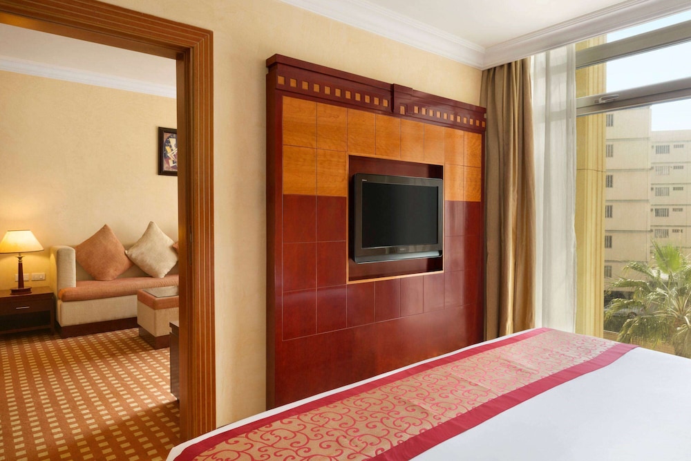 Business Suite, 1 King Bed, Smoking (Elite, Parking View) - Photo 3