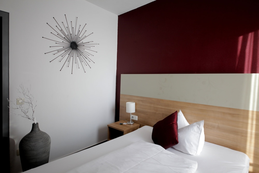 Single Room, 1 Queen Bed photo 2