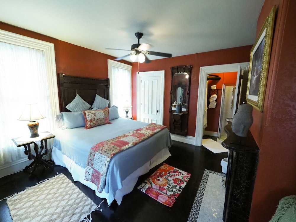 Premium Master Suite,1 King Bed,Fireplace, European Ensuite Bath(Full Gourmet Breakfast,Plush Robes) photo 3