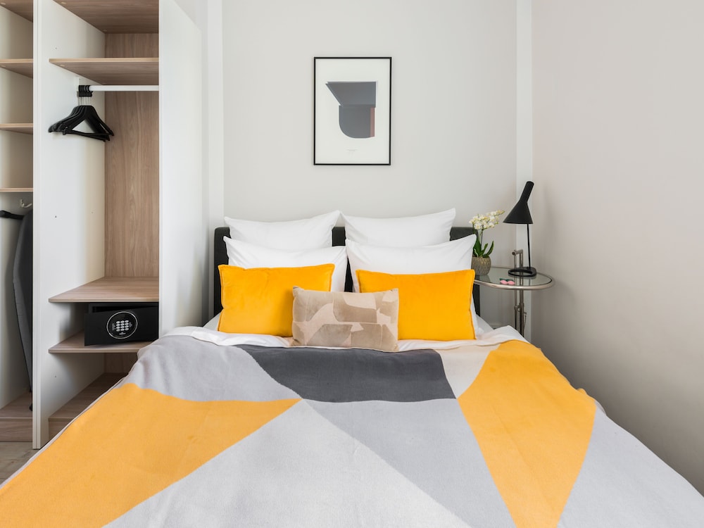 Large Studio, Kitchenette, Balcony - Photo 1