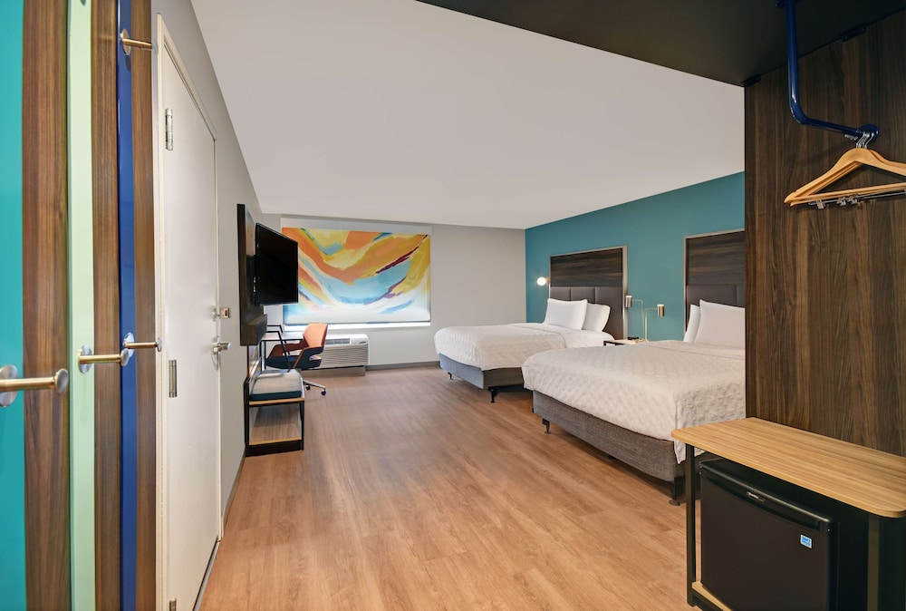 Room, 2 Queen Beds, Accessible, Bathtub - Photo 1