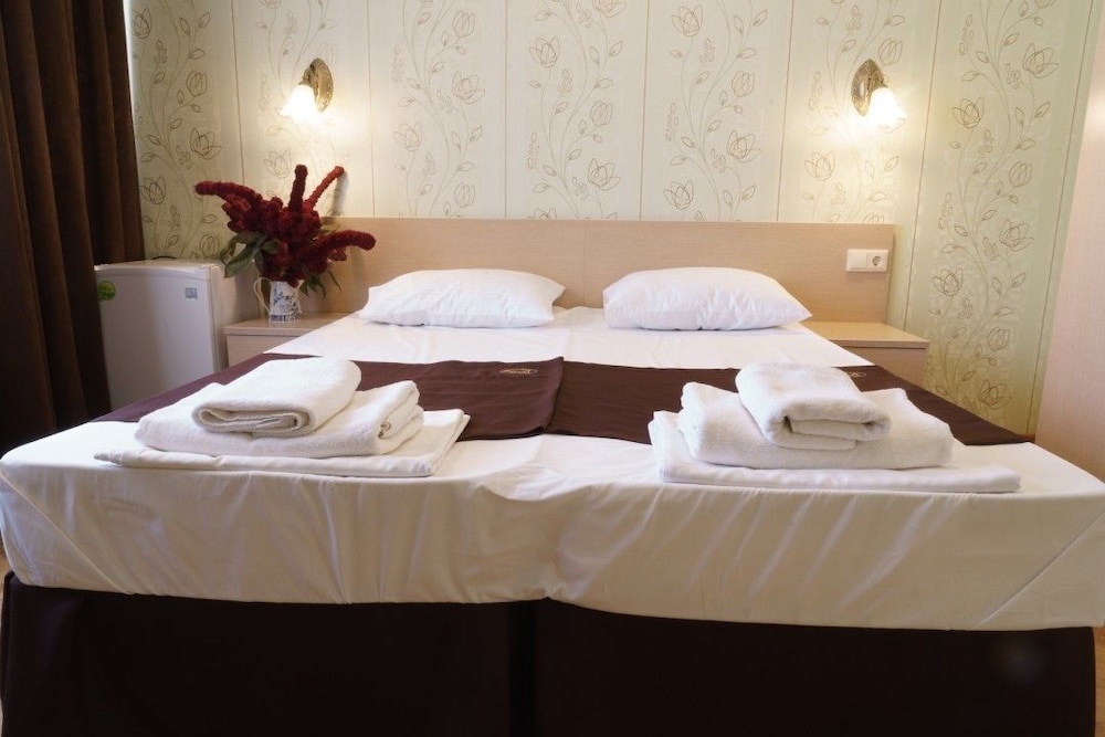 Standard Double or Twin Room, Poolside photo 2