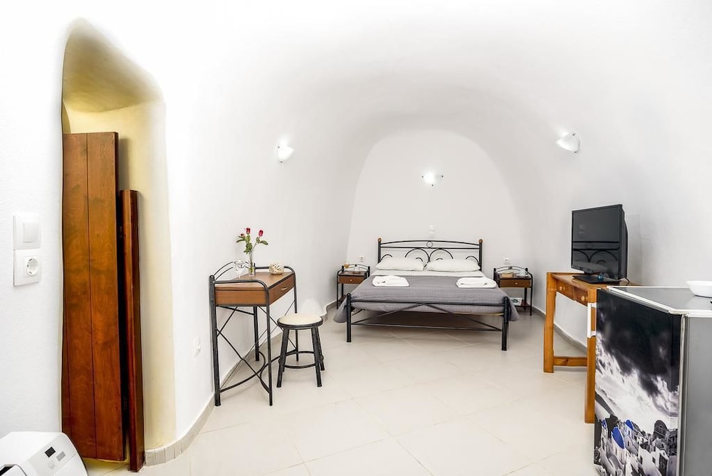 Cave Double Room, Non Smoking (Semi - basement)