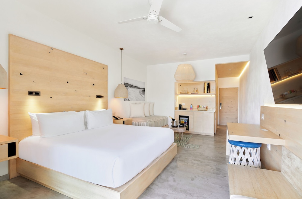 Exclusive Suite, Jetted Tub, Poolside - Photo 4