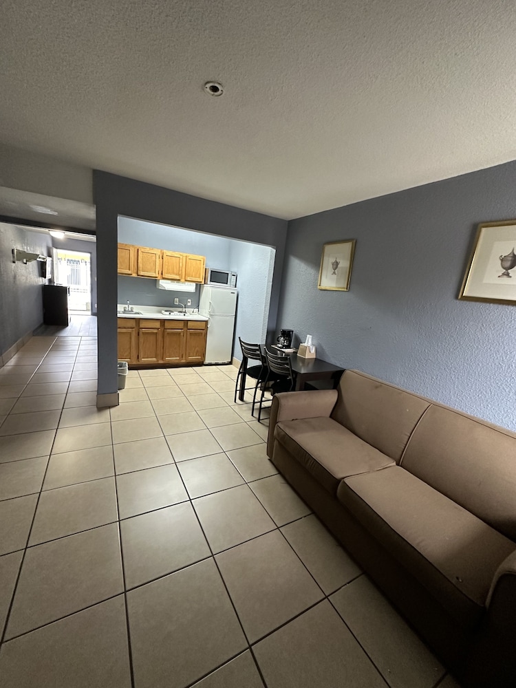 Room, 1 King Bed, Smoking (EFFICIENCY) - Photo 5