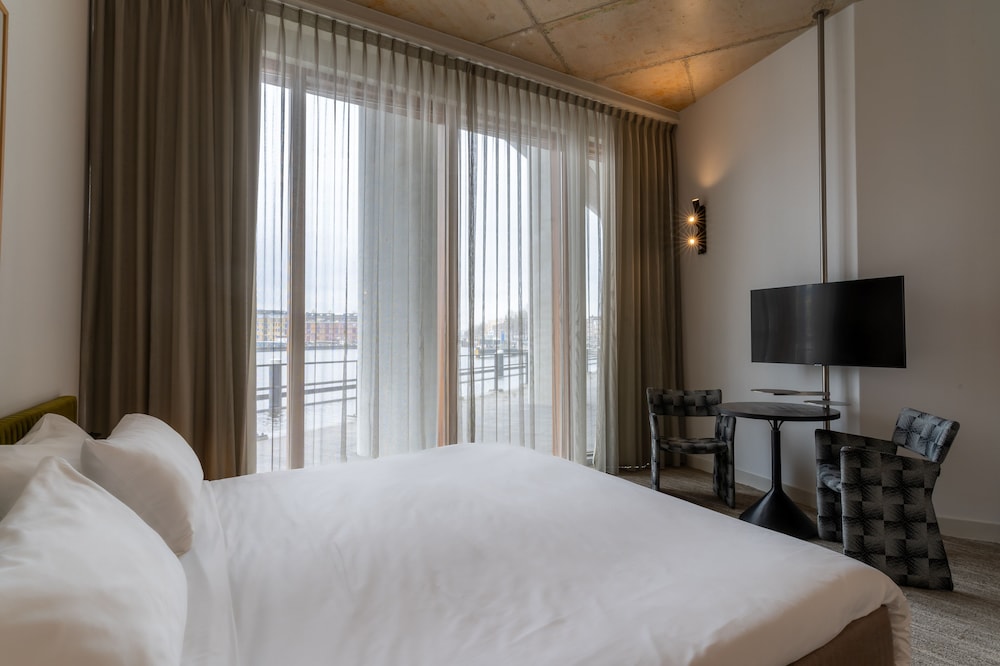 Deluxe Double or Twin Room, Lake View thumbnail 6