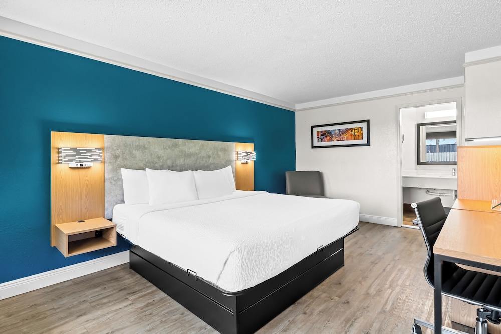Standard Room, 1 King Bed, Non Smoking - Photo 2
