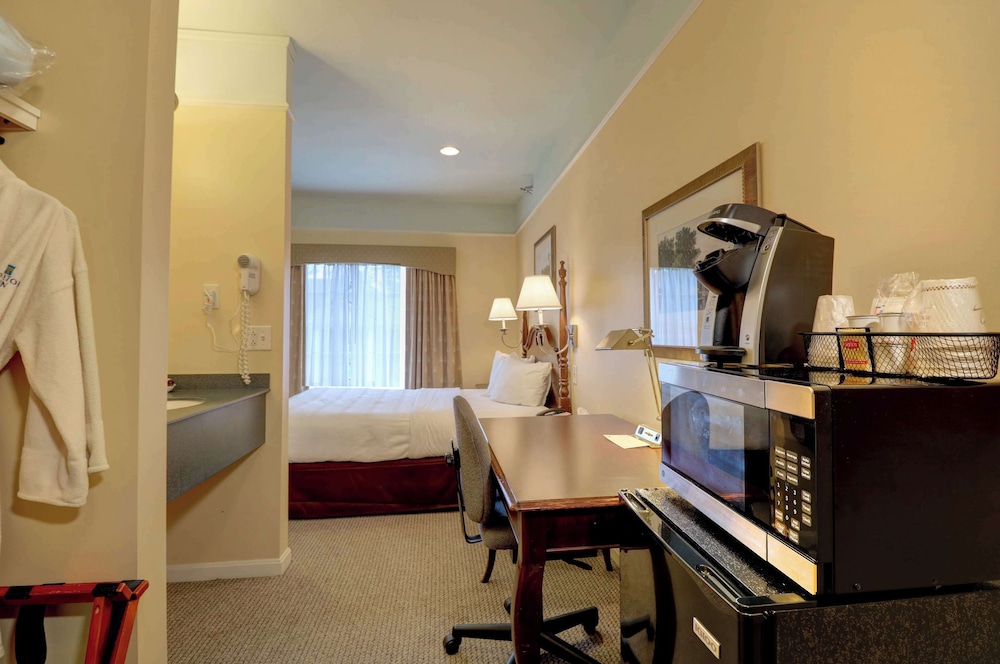Standard Room, 1 Queen Bed - Photo 3