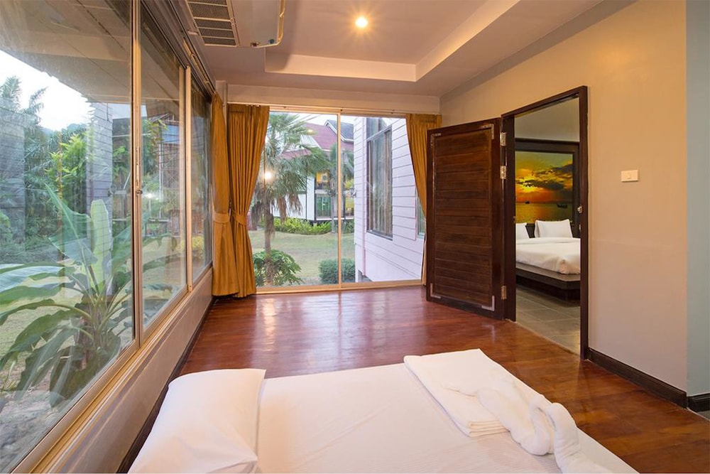 Family Room with Garden View - Photo 5