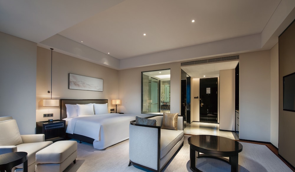 Premium Room, 1 King Bed, Balcony