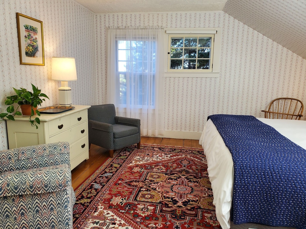 Standard Room, 1 King Bed, Private Bathroom (Room 15)