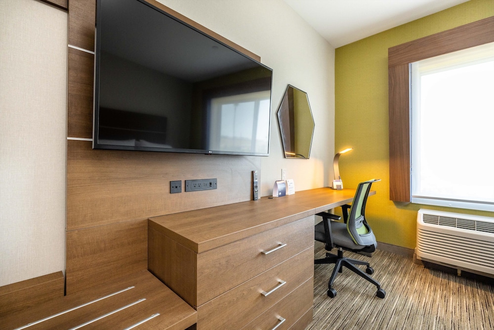 Suite, 1 King Bed, Accessible, Non Smoking (Communications) - Photo 6