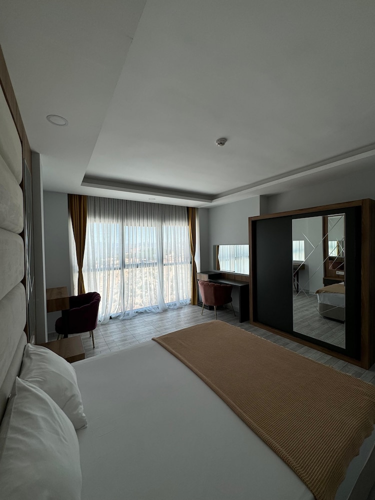 Luxury Suite, Balcony, Lake View
