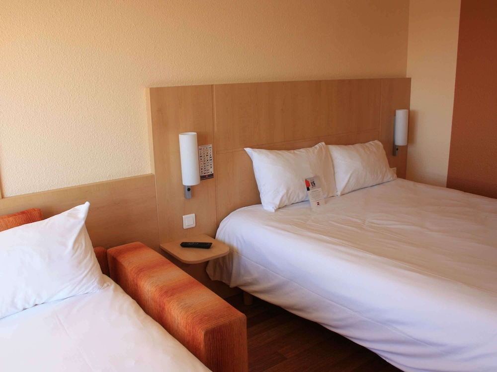 Premium Room, 1 Double Bed with Sofa bed - Photo 12