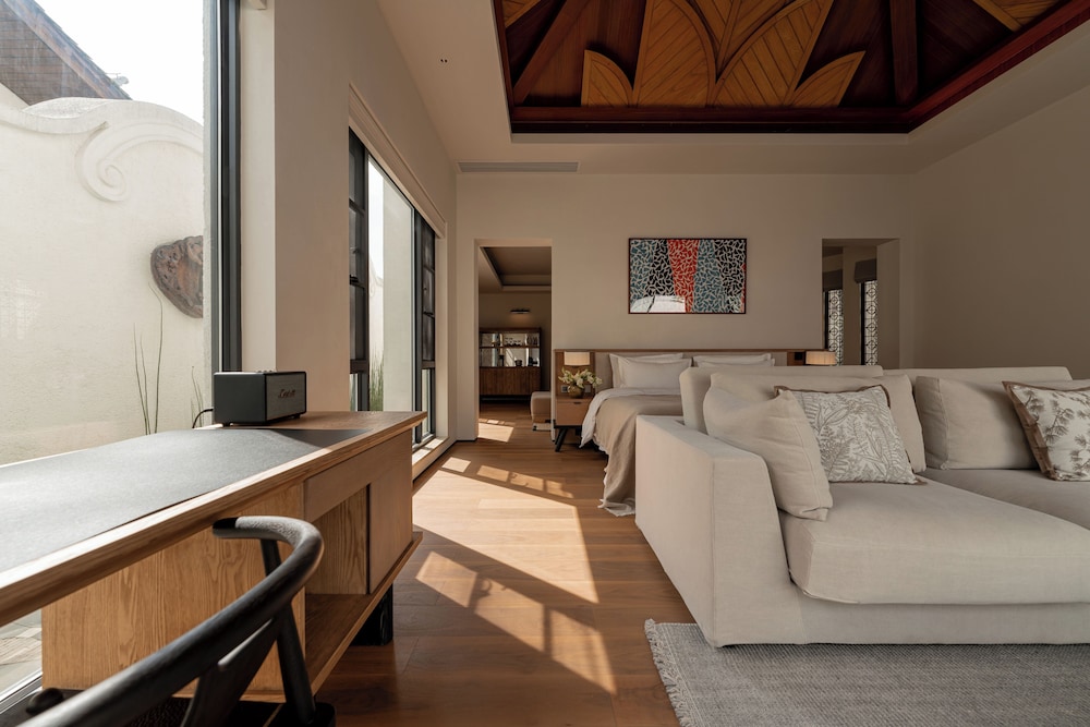 Luxury House, 1 King Bed, Pool Access, Courtyard View photo 3