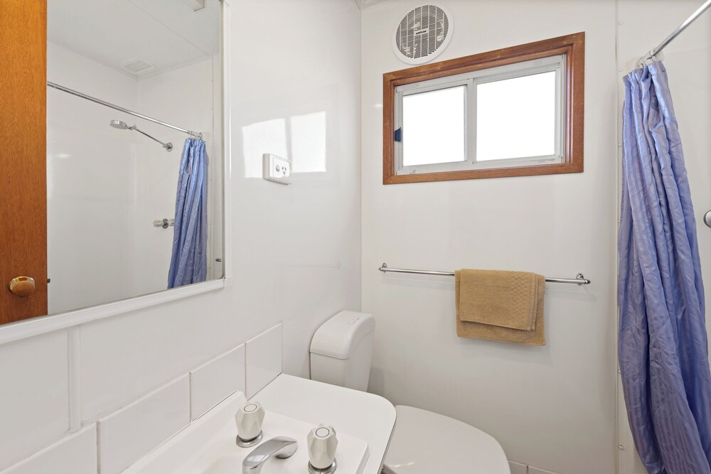 Standard 1 Bedroom Cabin - Sleeps 3 photo 2
