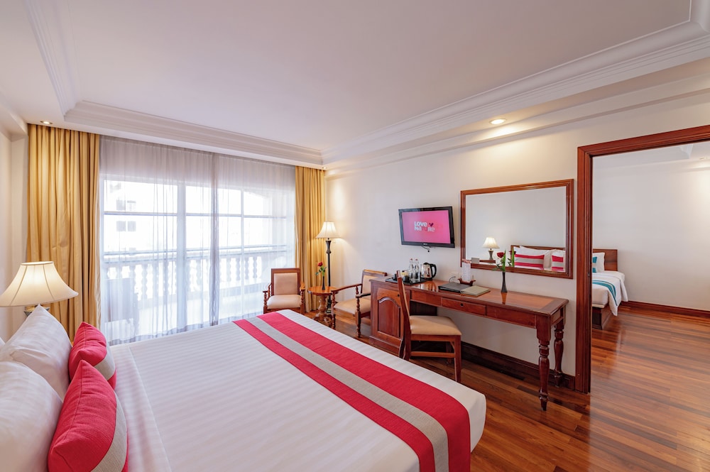 Family Suite ( Free 1 way airport pickup + 1 Set Dinner + 60mn massage +1 High Tea per stay)