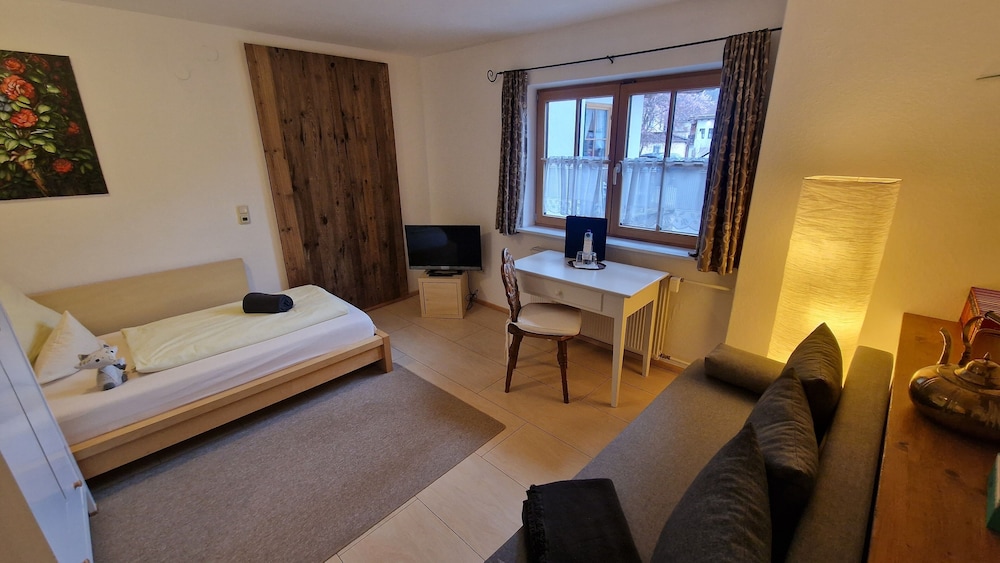 Economy Twin Room photo 3