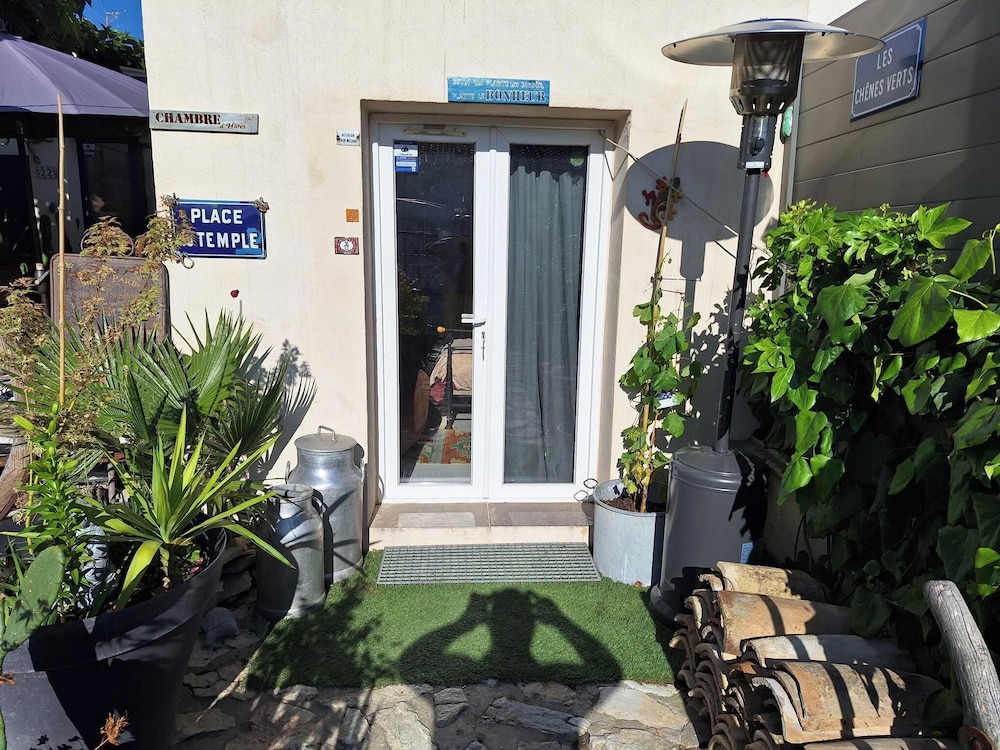 Comfort Room, Garden View