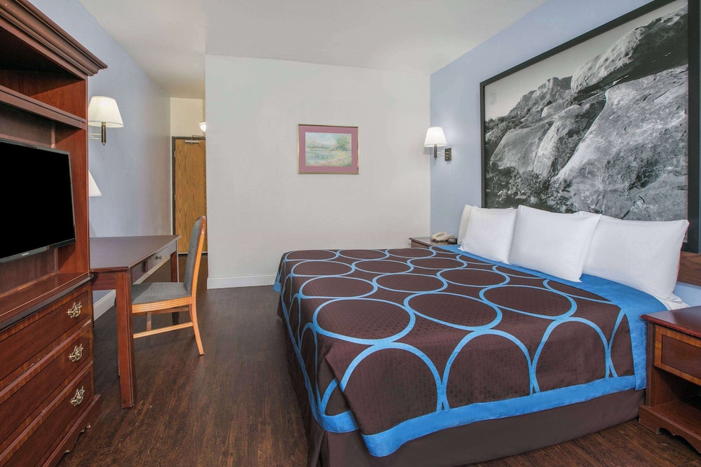 Room, 1 Queen Bed, Microwave photo 1