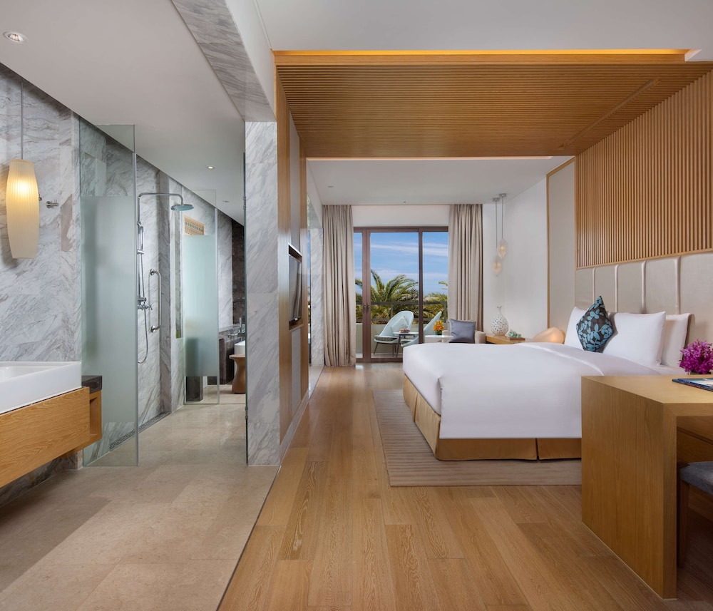 Room, 1 King Bed, Non Smoking (Lagoon Pool) thumbnail 6
