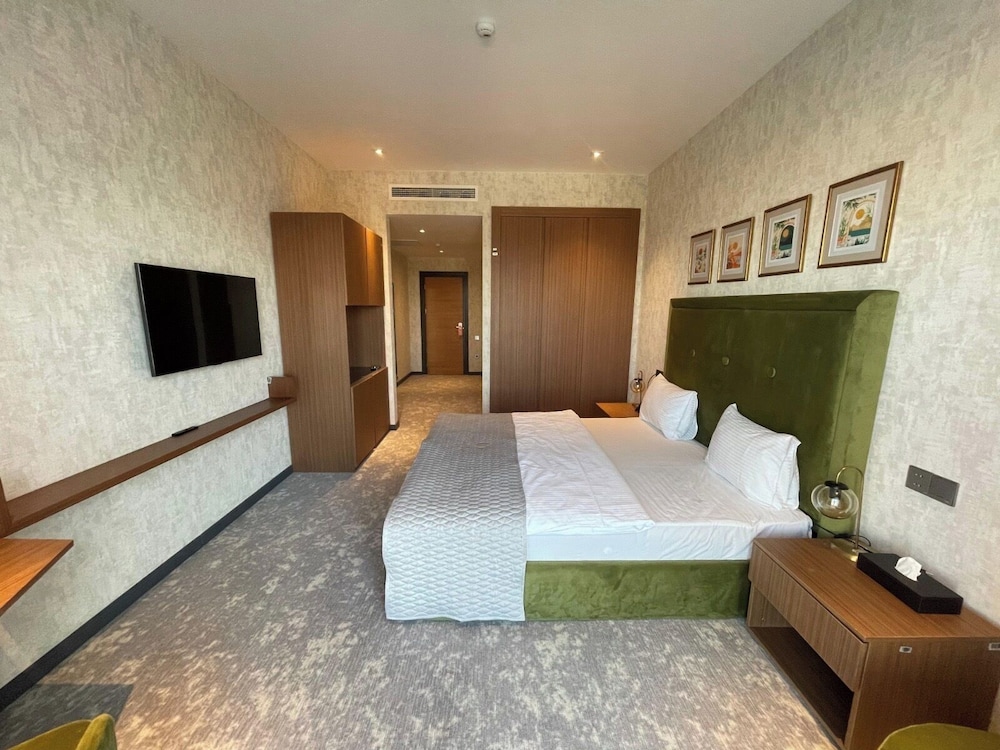 Deluxe King Room with Mountain View photo 2