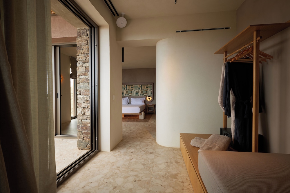 Deluxe Suite with Outdoor Tub - Photo 3
