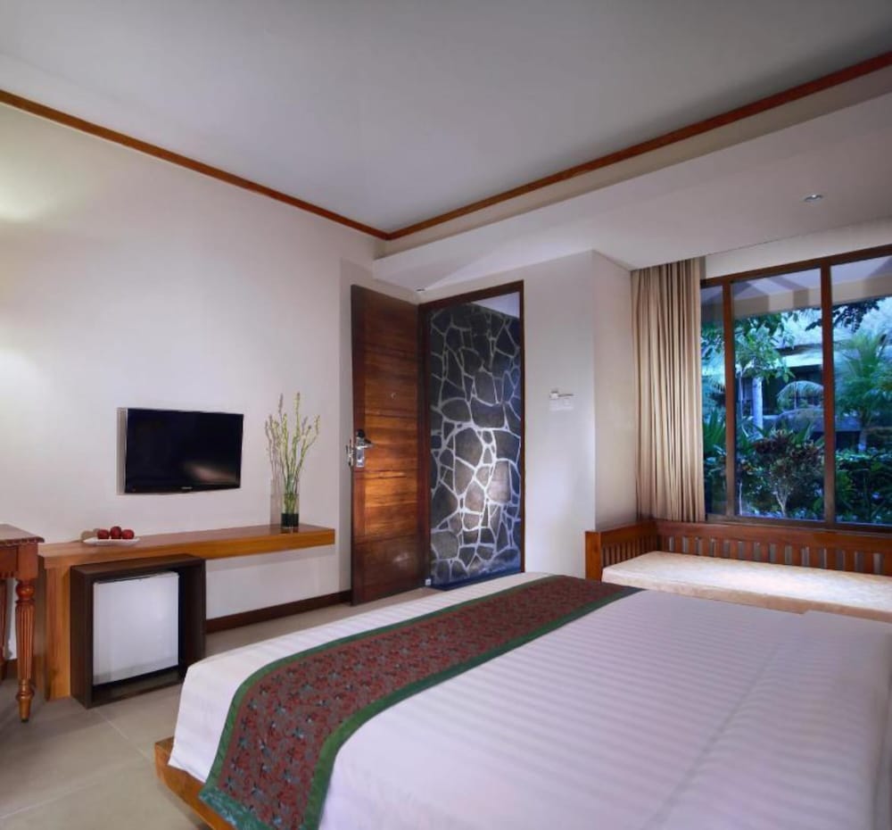 Deluxe Room, 1 Queen Bed, Pool View - Photo 3