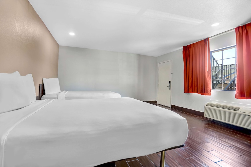 Standard Room, Multiple Beds, Non Smoking - Photo 4