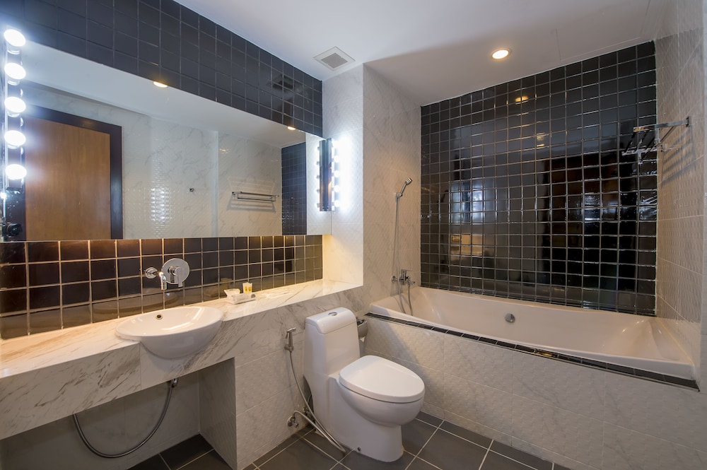 Junior Suite with Balcony - Photo 5