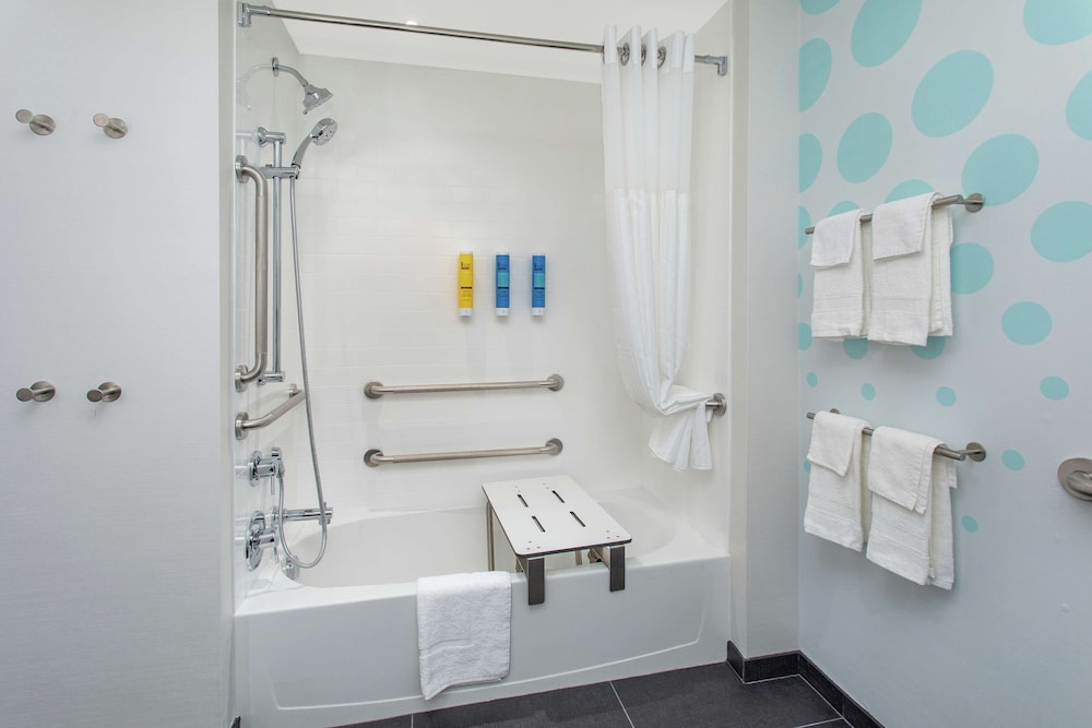 Room, 1 King Bed, Accessible (Roll-In Shower) - Photo 7