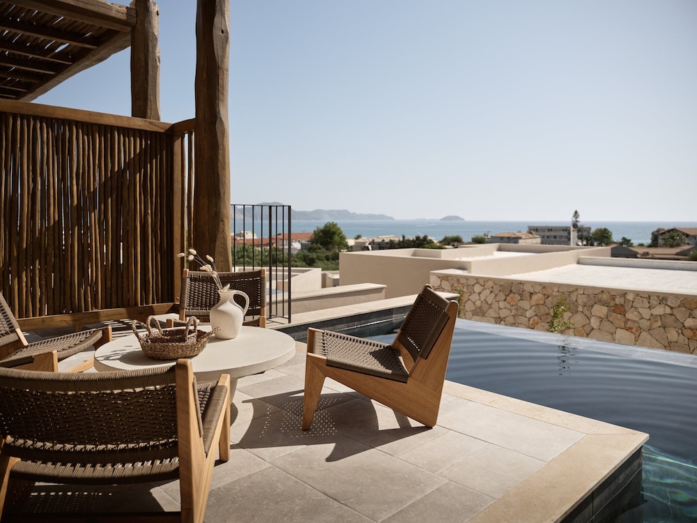 Executive Suite with Private Pool and Sea View - Photo 10