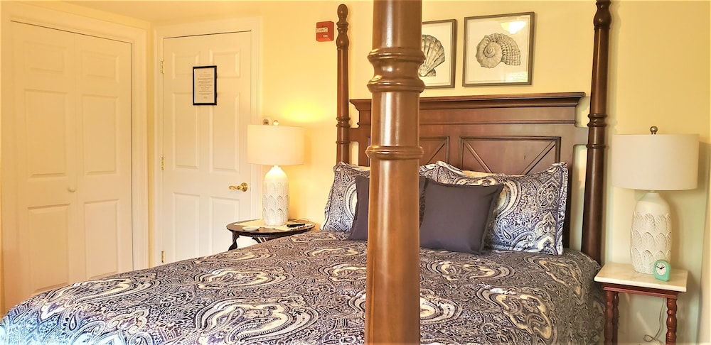 Kittery Point Room photo 1