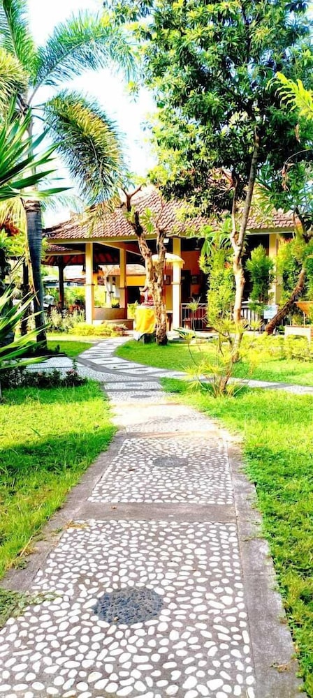 Deluxe Room, 1 King Bed, Bathtub, Pool View photo 2