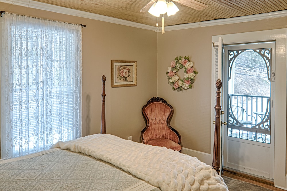Romantic Studio Suite, 1 King Bed, Jetted Tub, River View photo 1