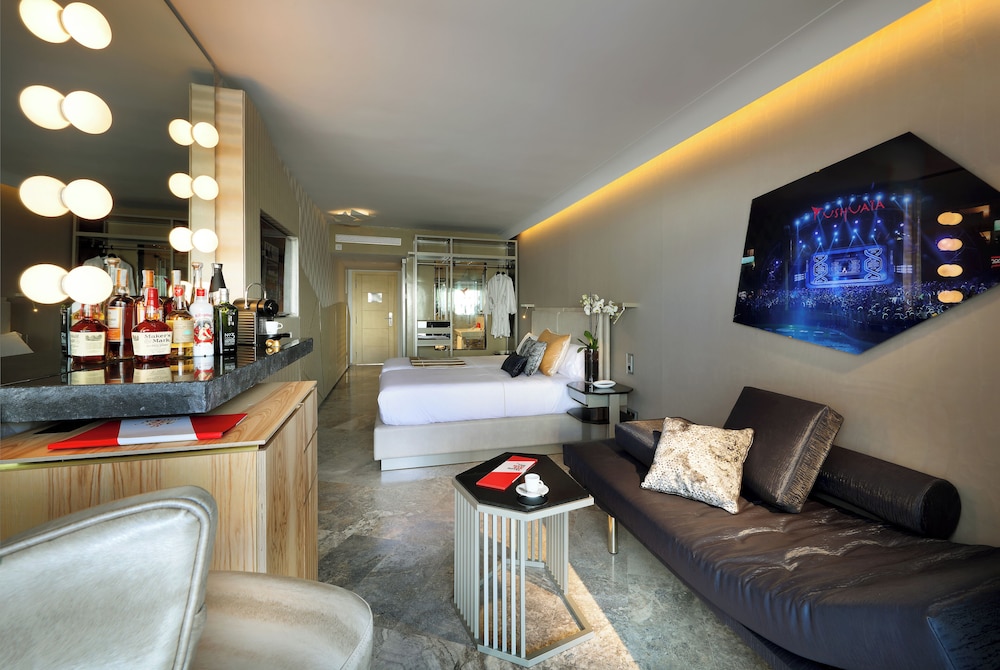 Superior Stage View Single Use - Entrance to Ushuaia Club Included