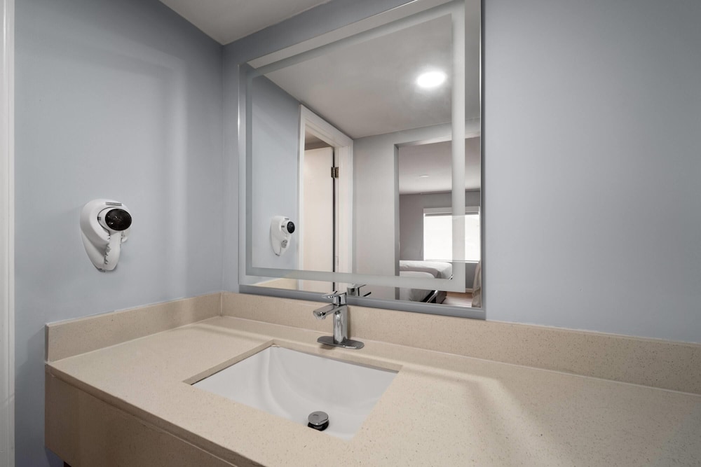 Room, 1 King Bed, Non Smoking, Jetted Tub - Photo 2