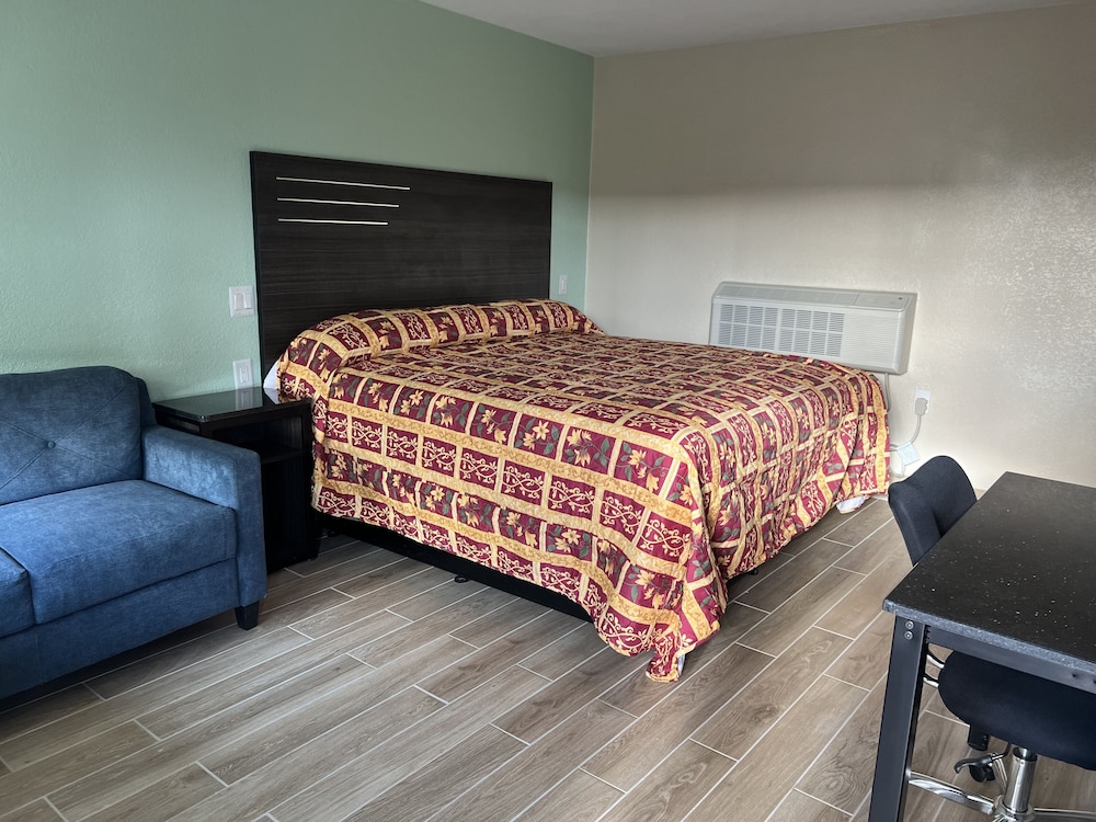 Standard Room, 1 King Bed, Non Smoking photo 1