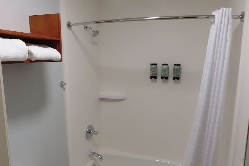 Standard Room, 2 Queen Beds, Non Smoking, Refrigerator & Microwave - Photo 5