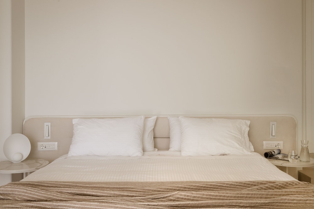 Junior Suite, 1 King Bed, Jetted Tub - Photo 6